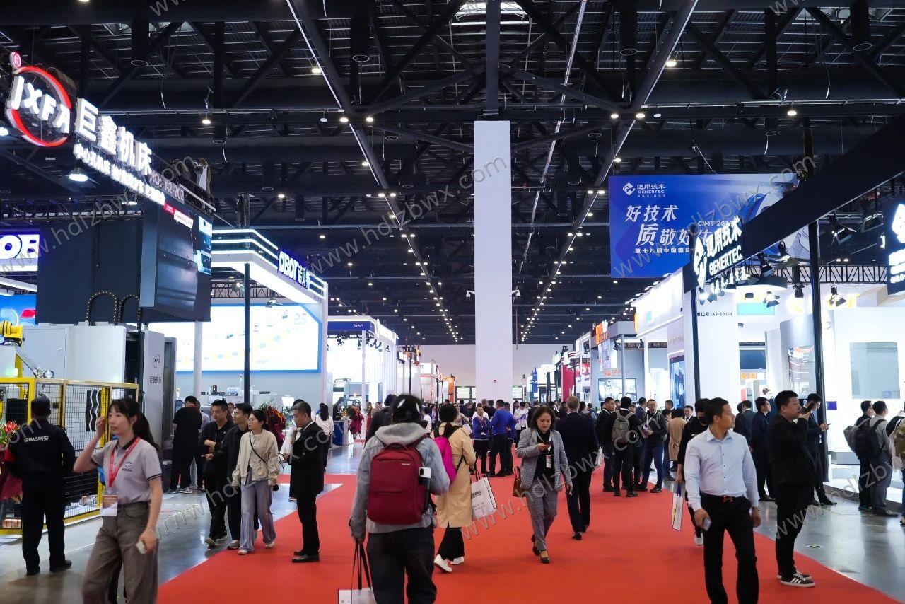 国际展会现场,红毯通道两侧展位林立,观众络绎不绝。